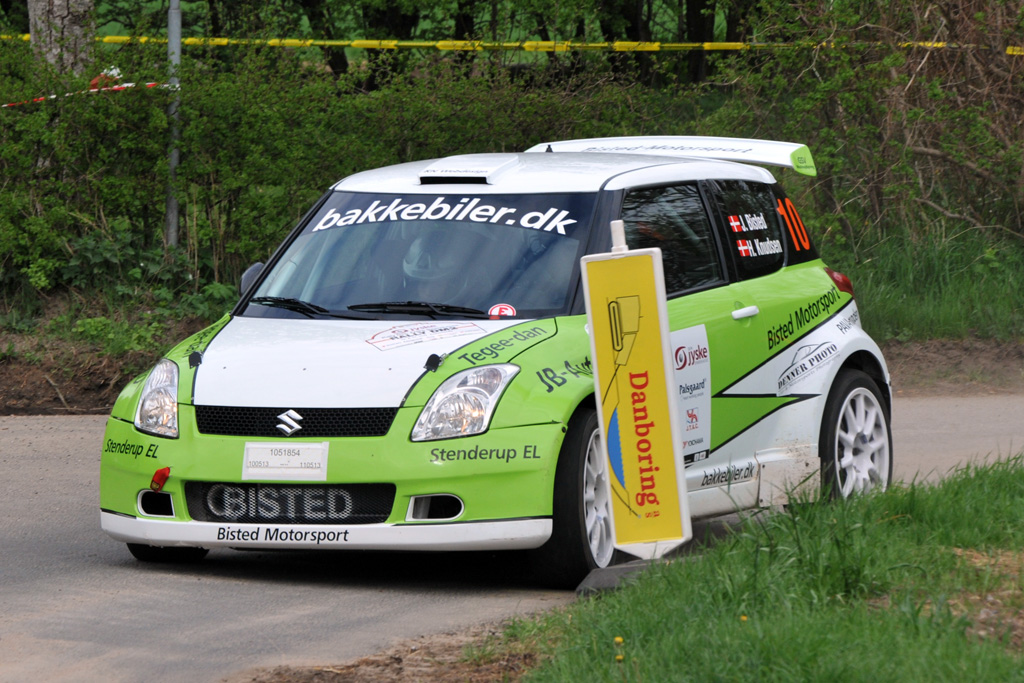 Jesper Bisted og Heidi Knudsen kørte tæt på tingene i Rally Den Jyske Sparekasse. Det kostede en punktering og en klassesejr.